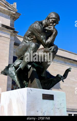 Le penseur d'Auguste Rodin au sommet de l'escalier principal du musée de Cleveland a été partiellement détruit lors d'un bombardement de 1970 et n'a jamais été restauré. Banque D'Images