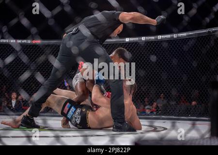 Temecula, Californie, États-Unis. 31st mars 2023. TEMECULA, CALIFORNIE - MARS 31: Archie Colgan frappe Justin Montalvo dans leur combat léger lors de l'événement Bellator 293 au Pechanga Resort and Casino on 31 mars 2023 à Temecula, Californie, Etats-Unis. (Credit image: © Matt Davies/PX Imagens via ZUMA Press Wire) USAGE ÉDITORIAL SEULEMENT! Non destiné À un usage commercial ! Crédit : ZUMA Press, Inc./Alay Live News Banque D'Images