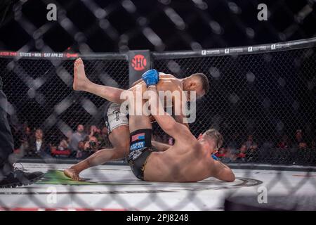 Temecula, Californie, États-Unis. 31st mars 2023. TEMECULA, CALIFORNIE - MARS 31: (EN HAUT) Archie Colgan poinçons Justin Montalvo dans leur combat léger pendant l'événement Bellator 293 au Pechanga Resort and Casino on 31 mars 2023 à Temecula, Californie, États-Unis. (Credit image: © Matt Davies/PX Imagens via ZUMA Press Wire) USAGE ÉDITORIAL SEULEMENT! Non destiné À un usage commercial ! Crédit : ZUMA Press, Inc./Alay Live News Banque D'Images