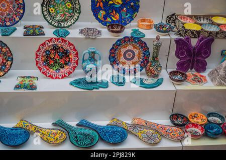 Collection de céramiques turques en vente au Grand Bazar à Istanbul, Turquie. Assiettes souvenirs en céramique ornementales colorées de Turquie Banque D'Images