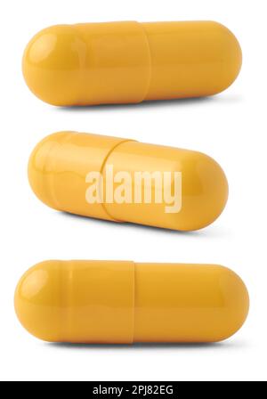 capsules de gélatine jaune pilules, médicament médical oral rempli de poudre ou de forme liquide isolé sur fond blanc, découpé sous différents angles avec la merde Banque D'Images