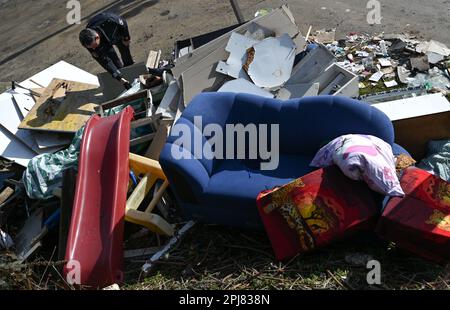 PRODUCTION - 16 mars 2023, Hesse, Francfort-sur-le-main : un employé de la police de la ville inspecte les déchets ménagers illégalement déversés dans le district de Rebstock. Un service de police de la ville est responsable du suivi des litterers. (À dpa 'opération contre les tas d'ordures illégales dans la ville') photo: Arne Dedert/dpa Banque D'Images