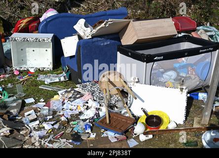 PRODUCTION - 16 mars 2023, Hesse, Francfort-sur-le-main : les déchets ménagers illégalement déversés se trouvent sur une bande verte dans le district de Rebstock. Un service de police de la ville est responsable du suivi des litterers. (À dpa 'opération contre les tas d'ordures illégales dans la ville') photo: Arne Dedert/dpa Banque D'Images