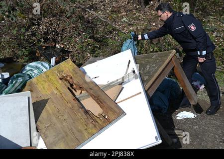 PRODUCTION - 16 mars 2023, Hesse, Francfort-sur-le-main : un employé de la police de la ville inspecte les déchets ménagers illégalement déversés dans le district de Rebstock. Un service de police de la ville est responsable du suivi des litterers. (À dpa 'opération contre les tas d'ordures illégales dans la ville') photo: Arne Dedert/dpa Banque D'Images