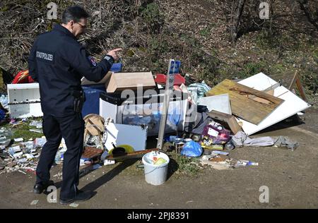 PRODUCTION - 16 mars 2023, Hesse, Francfort-sur-le-main : un employé de la police de la ville inspecte les déchets ménagers illégalement déversés dans le district de Rebstock. Un service de police de la ville est responsable du suivi des litterers. (À dpa 'opération contre les tas d'ordures illégales dans la ville') photo: Arne Dedert/dpa Banque D'Images