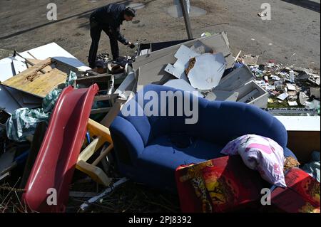 PRODUCTION - 16 mars 2023, Hesse, Francfort-sur-le-main : un employé de la police de la ville inspecte les déchets ménagers illégalement déversés dans le district de Rebstock. Un service de police de la ville est responsable du suivi des litterers. (À dpa 'opération contre les tas d'ordures illégales dans la ville') photo: Arne Dedert/dpa Banque D'Images