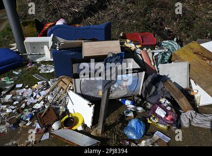 PRODUCTION - 16 mars 2023, Hesse, Francfort-sur-le-main : les déchets ménagers illégalement déversés se trouvent sur une bande verte dans le district de Rebstock. Un service de police de la ville est responsable du suivi des litterers. (À dpa 'opération contre les tas d'ordures illégales dans la ville') photo: Arne Dedert/dpa Banque D'Images