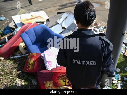 PRODUCTION - 16 mars 2023, Hesse, Francfort-sur-le-main : un employé de la police de la ville inspecte les déchets ménagers illégalement déversés dans le district de Rebstock. Un service de police de la ville est responsable du suivi des litterers. (À dpa 'opération contre les tas d'ordures illégales dans la ville') photo: Arne Dedert/dpa Banque D'Images