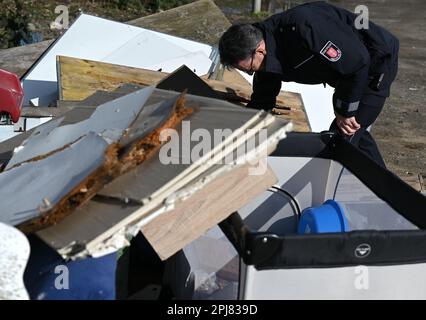 PRODUCTION - 16 mars 2023, Hesse, Francfort-sur-le-main : un employé de la police de la ville inspecte les déchets ménagers illégalement déversés dans le district de Rebstock. Un service de police de la ville est responsable du suivi des litterers. (À dpa 'opération contre les tas d'ordures illégales dans la ville') photo: Arne Dedert/dpa Banque D'Images