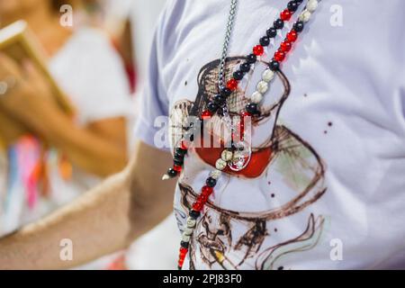 Chemise blanche avec motif de trickster et guides rouge et blanc du groupe lors du carnaval à Rio de Janeiro, Brésil. Banque D'Images