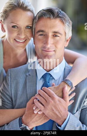 Ils apportent beaucoup à la table. Portrait d'un couple d'affaires mûr et souriant. Banque D'Images