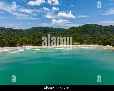 Drone aérien de la côte avec belle plage de sable et mer bleue. Sabah, Bornéo, Malaisie. Banque D'Images