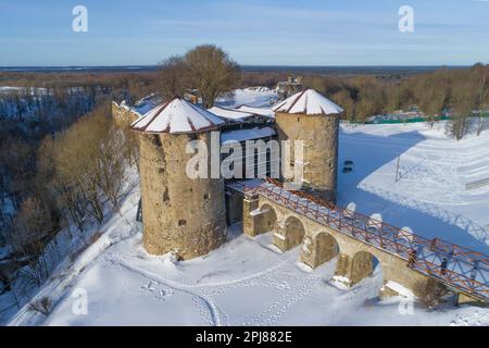 Au-dessus du pont et des tours de l'ancienne forteresse de Koporye, un après-midi de février. Leningrad, Russie Banque D'Images