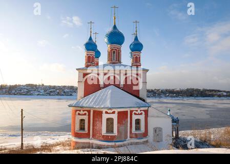 L'ancienne église de l'icône Kazan de la mère de Dieu est proche sur le fond de la Volga d'hiver, le jour de janvier ensoleillé. Tutaev, Banque D'Images