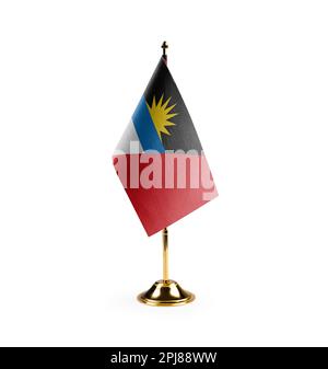 Petit drapeau national d'Antigua-et-Barbuda sur fond blanc. Banque D'Images