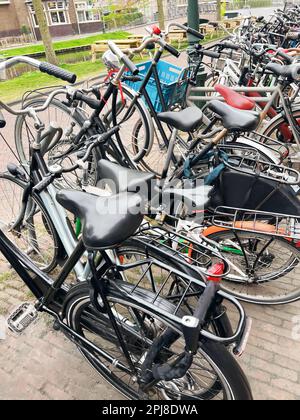 Beaucoup de vélos différents garés sur le trottoir, à proximité Banque D'Images