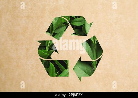 Symbole de recyclage en feuilles vertes sur papier kraft Banque D'Images