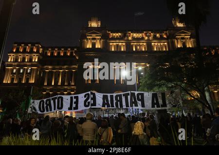 Buenos Aires, Argentine. 31st mars 2023. Le prêtre Pablo Oliveira avec d'autres prêtres du groupe OpciÃ³n por los Pobres a mis fin à la grève de la faim qu'ils ont menée pendant sept jours devant les tribunaux exigeant la démission des membres de l'actuelle Cour suprême de Justice de la Nation, entre autres slogans. Pendant la grève, il a reçu le soutien des mères de la Plaza de Mayo. Aujourd'hui, la grève s'est terminée par une masse publique devant le bâtiment de la Cour. (Credit image: © Esteban Osorio/Pacific Press via ZUMA Press Wire) USAGE ÉDITORIAL SEULEMENT! Non destiné À un usage commercial ! Banque D'Images