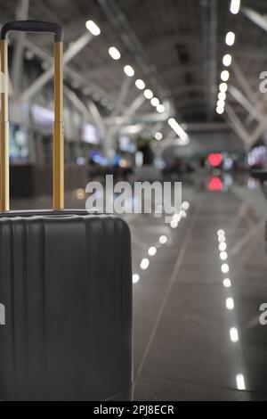 Valise noire élégante dans la salle d'attente du terminal de l'aéroport Banque D'Images