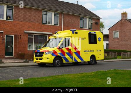 Veendam, pays-Bas - 30 avril 2022: Véhicule d'ambulance près de la maison Banque D'Images