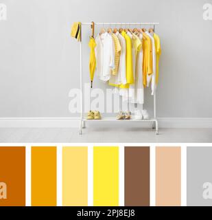 Porte-vêtements, chaussures et accessoires élégants et lumineux près du mur gris à l'intérieur. Composition inspirée des couleurs de l'année 2021 Banque D'Images