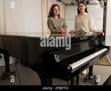 Hanovre, Allemagne. 28th mars 2023. Les deux musiciens féminins Elena Bour-Moskalenko (l) et Maria Nikonova, qui ont fui l'Ukraine vers l'Allemagne, jouent tous deux le piano et travaillent pour la Landesmusikakademie en Basse-Saxe depuis 2022. (À dpa 'Ukrainian female Musician network') Credit: Marco Rauch/dpa/Alamy Live News Banque D'Images