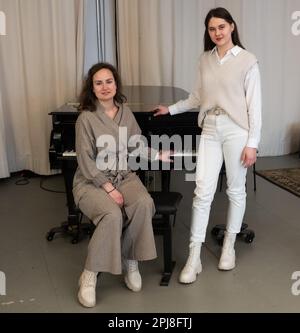 Hanovre, Allemagne. 28th mars 2023. Elena Bour-Moskalenko (l) et Maria Nikonova, deux musiciens qui ont fui en Allemagne d'Ukraine, jouent toutes deux le piano et travaillent pour la Landesmusikakademie en Basse-Saxe depuis 2022. (À dpa "les femmes ukrainiennes créent un réseau pour les musiciens réfugiés") Credit: Marco Rauch/dpa/Alamy Live News Banque D'Images