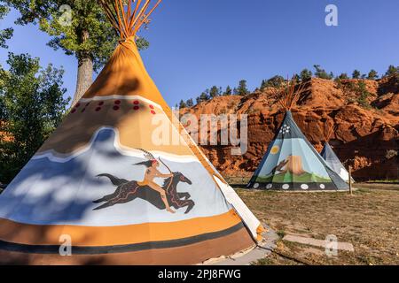 Tipis au monument national de Devils Tower (Bear Lodge) le long de la rivière Belle Fourche, Wyoming, États-Unis d'Amérique Banque D'Images