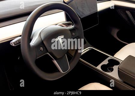 Bordeaux , Aquitaine France - 03 31 2023 : tesla modèle y intérieur de tableau de bord numérique sur voiture EV moderne Banque D'Images