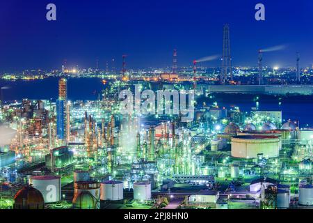 Usines de Yokkaichi, Japon au crépuscule. Banque D'Images