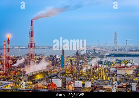 Usines de Yokkaichi, Japon au crépuscule. Banque D'Images