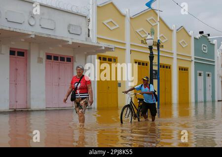 Rio Branco, Brésil. 31st mars 2023. Les gens se sont baigné dans les eaux d'inondation à Rio Branco, Brésil, 31 mars 2023. Les inondations dans la région frontalière du nord-ouest du Brésil ont directement affecté la vie et les biens des résidents locaux des communautés de Rio Branco et le long de la rivière Acre. Credit: Lucio Tavora/Xinhua/Alamy Live News Banque D'Images