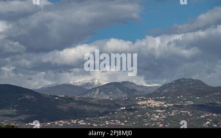 Molise est une région montagneuse italienne avec une étendue de côte surplombant la mer Adriatique. Il comprend une partie du parc national des Abruzzes dans l'A Banque D'Images