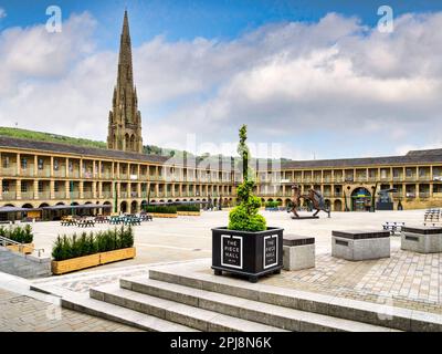 28 avril 2022 : Halifax, West Yorkshire, Royaume-Uni - la cour de la pièce Hall, ouverte en 1779 en tant que marché pour les tisserands locaux, et classée de catégorie I. Banque D'Images