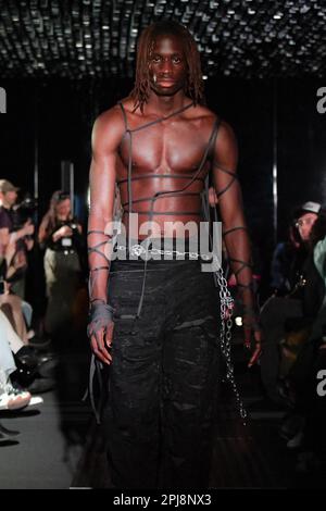 Paris, France. 01st avril 2023. Model Walks The EIDM Fashion & Luxury Business School, Fashion Show « Wear the future » où chaque silhouette est un design étudiant, tenu à l'Orchestre philharmonique de 31 mars 2023 à Paris, France. Photo de Jana Me contacter J/ABACAPRESS.COM crédit: Abaca Press/Alay Live News Banque D'Images