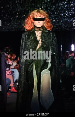 Paris, France. 01st avril 2023. Model Walks The EIDM Fashion & Luxury Business School, Fashion Show « Wear the future » où chaque silhouette est un design étudiant, tenu à l'Orchestre philharmonique de 31 mars 2023 à Paris, France. Photo de Jana Me contacter J/ABACAPRESS.COM crédit: Abaca Press/Alay Live News Banque D'Images