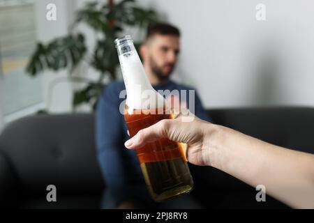 Homme refusant de boire de la bière à l'intérieur, en gros plan. Traitement de la dépendance à l'alcool Banque D'Images