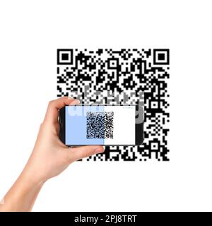 Femme scannant un code QR avec un smartphone sur fond blanc, gros plan Banque D'Images