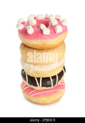 Beignets glacés doux empilés sur fond blanc Banque D'Images