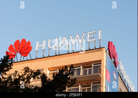 VARSOVIE, POLOGNE - 18 MARS 2022 : magasin officiel DE HUAWEI le jour du soleil Banque D'Images