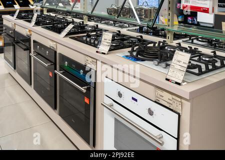 Fours à gaz et électriques, cuisinières et autres appareils ou équipements dans la salle d'exposition du magasin de détail. Minsk, Bélarus, 2023 Banque D'Images