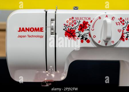 Gros plan du logo Janome sur une machine à coudre. Minsk, Bélarus, 2023 Banque D'Images