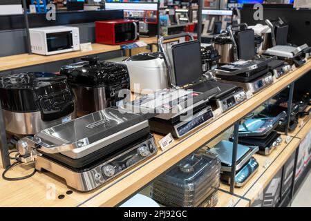 Grils électriques de différents fabricants dans le magasin de l'électronique et des appareils ménagers. Divers types de barbecue au magasin. Minsk, Biélorussie, 2023 Banque D'Images