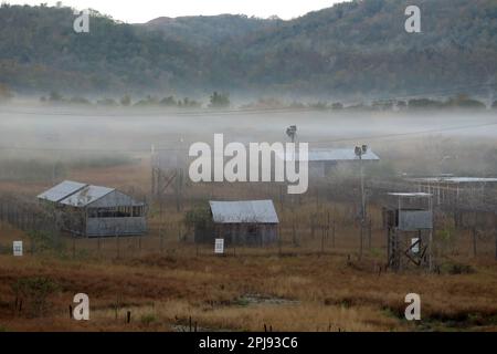 PRODUCTION - 15 janvier 2023, Cuba, Guantánamo : l'ancien Camp X-Ray est dans la brume matinale. Les premiers prisonniers de Guantánamo sont arrivés ici sur 11 janvier 2002 et ont été fermés à nouveau après quelques mois. Le célèbre camp de détention américain de Guantánamo a presque été oublié face à la guerre et aux crises. Mais 31 prisonniers y sont encore détenus. Aujourd'hui, le président américain Biden libère plusieurs détenus. Peut-il tenir sa promesse de fermer le camp pour de bon ? (À dpa « isolé et oublié ? Les derniers prisonniers de Guantánamo') photo: Magdalena Miriam Tröndle/dpa Banque D'Images