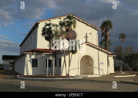 PRODUCTION - 15 janvier 2023, Cuba, Guantánamo : une église sur la base navale de Guantánamo Bay à Cuba brille dans la lumière du matin. Il y a des services d'église réguliers ici. Le célèbre camp de détention américain de Guantánamo a presque été oublié face à la guerre et aux crises. Mais 31 prisonniers sont encore détenus ici. Aujourd'hui, le président américain Biden libère plusieurs détenus. Peut-il tenir sa promesse de fermer le camp pour de bon ? (À dpa « isolé et oublié ? Les derniers prisonniers de Guantánamo') photo: Magdalena Miriam Tröndle/dpa Banque D'Images