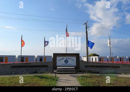 PRODUCTION - 15 janvier 2023, Cuba, Guantánamo : divers drapeaux militaires américains volent dans la zone d'entrée du Camp Justice (« Camp Justice ») à la base navale de Guantánamo Bay, Cuba. Les procès de terroristes présumés ont lieu devant un tribunal militaire basé ici. Le célèbre camp de détention américain de Guantánamo a presque été oublié face à la guerre et aux crises. Mais 31 prisonniers y sont encore détenus. Biden libère maintenant plusieurs détenus. Peut-il tenir sa promesse de fermer le camp pour de bon ? (À dpa « isolé et oublié ? Les derniers prisonniers de Guantánamo') photo: Magdalena Miriam Tröndle/dpa Banque D'Images