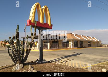 PRODUCTION - 15 janvier 2023, Cuba, Guantánamo : la chaîne de restauration rapide américaine McDonald's possède également une succursale à la base navale de Guantánamo Bay à Cuba. C'est le seul sur l'île des Caraïbes. Le célèbre camp de détention américain de Guantánamo a presque été oublié face à la guerre et aux crises. Mais 31 prisonniers sont encore incarcérés ici. Maintenant, Joe Biden libère plusieurs détenus. Peut-il tenir sa promesse de fermer le camp pour de bon ? (À dpa « isolé et oublié ? Les derniers prisonniers de Guantánamo') photo: Magdalena Miriam Tröndle/dpa Banque D'Images