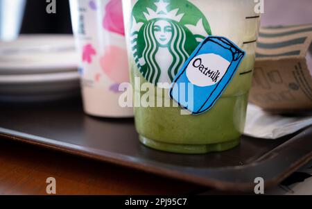 13 mars 2023 - Tokyo, Japon : autocollant ou étiquette de lait d'avoine bleu sur une tasse Starbucks Banque D'Images