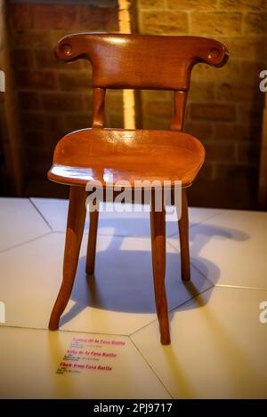 Chaise conçue par Antoni Gaudí pour la Casa Batlló et exposée dans une exposition à l'intérieur de la Casa Milà - la Pedrera (Barcelone, Catalogne, Espagne) Banque D'Images