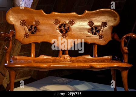 Chaise conçue par Antoni Gaudí pour la Casa Calvet et exposée dans une exposition à l'intérieur de la Casa Milà - la Pedrera (Barcelone, Catalogne, Espagne) Banque D'Images